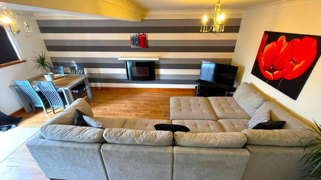 Elegant 2 Bedroom Chalet Единбург Екстериор снимка